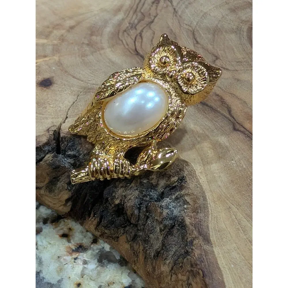 Avon gold tone owl pin back, with a large faux pearl body 1995